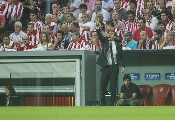 Valverde da instrucciones en el partido de la previa frente al Nápoles. (Monika DEL VALLE / ARGAZKI PRESS) 