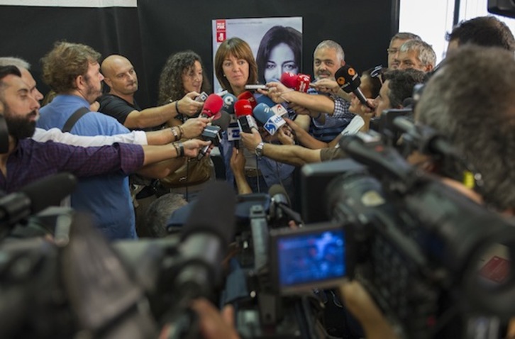 Idoia Mendia, ayer, atendiendo a los medios de comunicación. (Monika DEL VALLE/ARGAZKI PRESS)