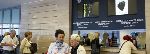 Cinéfilos en la taquilla del Kursaal, tras adquirir sus entradas. (Juan Carlos RUIZ/ARGAZKI PRESS)