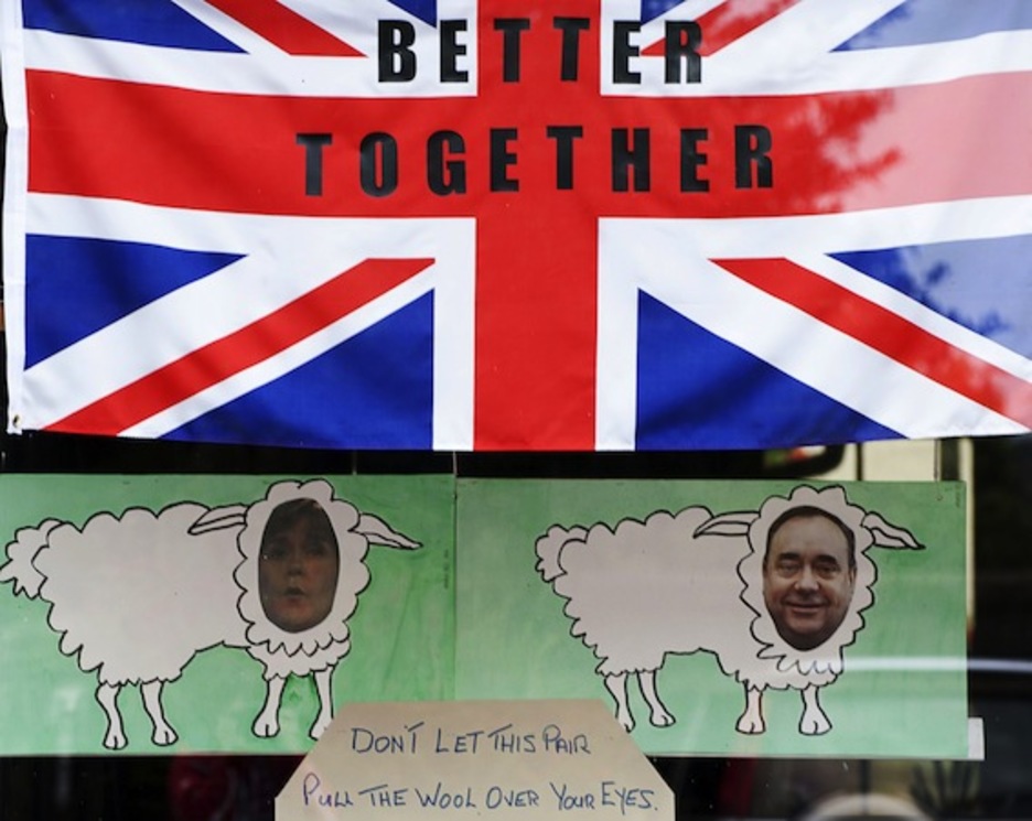 Salmond y Merkel, caracterizados como ovejas en un mensaje contrario a la independencia. (Lesley MARTIN/AFP PHOTO)
