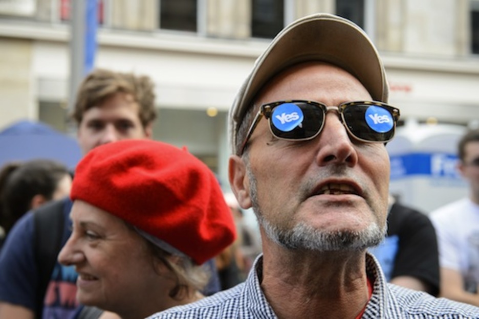 El «sí», hasta en las gafas. (Leon NEAL/AFP PHOTO)