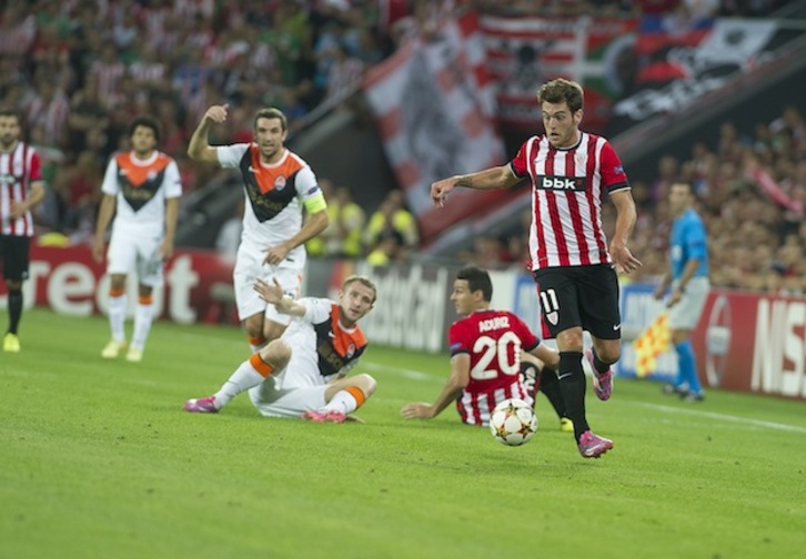 Ibai conduce el balón durante un lance del partido contra el Shakhtar. (Luis JAUREGIALTZO / ARGAZKI PRESS)