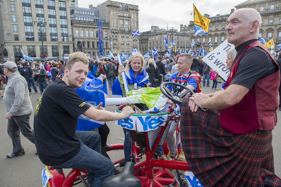 Sobre ruedas, a favor del ‘Sí’. (Gorka RUBIO/ARGAZKI PRESS) Sobre ruedas, a favor del ‘Sí’. (Gorka RUBIO/ARGAZKI PRESS)