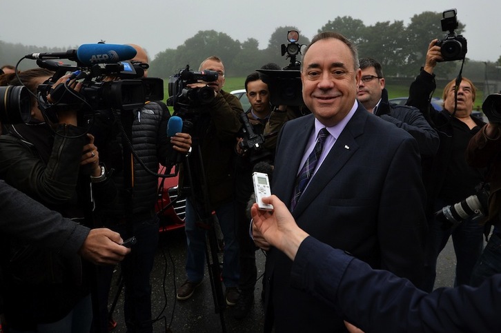 Salmond, cuando ha acudido a votar a Strichen. (Ben STANSALL/AFP)