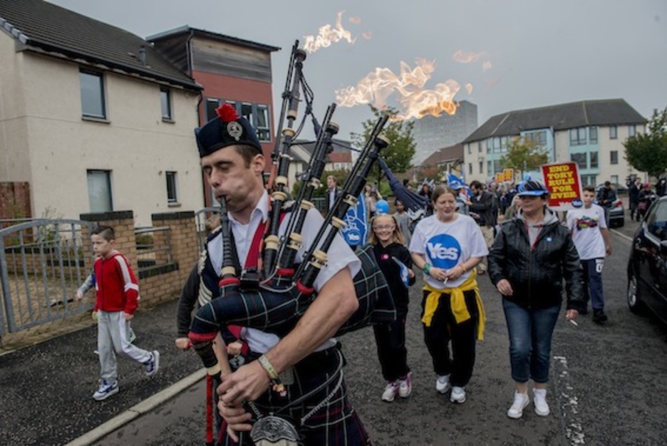 En el barrio de Craigmillar, en Edimburgo, han acudido a votar a ritmo de gaita. (Gorka RUBIO/ARGAZKI PRESS)