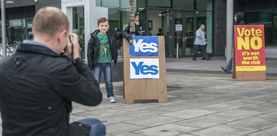 Un padre fotografía a su hijo a la puertas de un centro de votación. (Gorka RUBIO/ARGAZKI PRESS) Un padre fotografía a su hijo a la puertas de un centro de votación. (Gorka RUBIO/ARGAZKI PRESS)