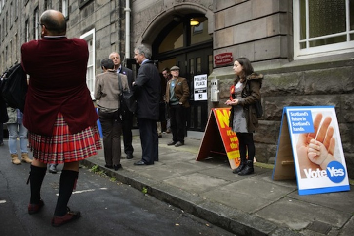 Independentistas escoceses y defensores de la unión, a las puertas de un centro de votación de Edimburgo. (Leon NEAL/AFP PHOTO)