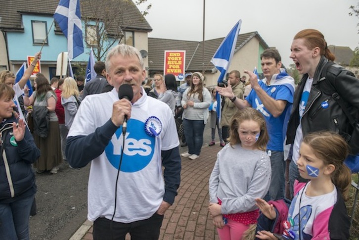 Speaker bat mikroa eskutan, Craigmiller auzoan. (Gorka RUBIO/ARGAZKI PRESS)