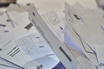 El recuento de las papeletas se prolonga durante toda la noche. (Ben STANSALL/AFP)