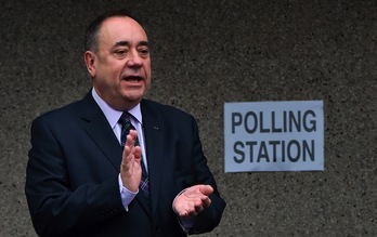 Salmond, este jueves al acudir a votar. (Ben STANSALL/AFP)