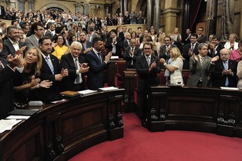 Aplausos en el Parlament tras la aprobación de la Ley de consultas. (Josep LAGO / AFP)
