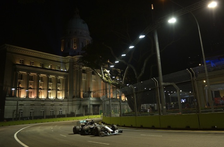 Hamilton ha dominado en la noche de Singapur. (Mohd RASFAN / AFP) 