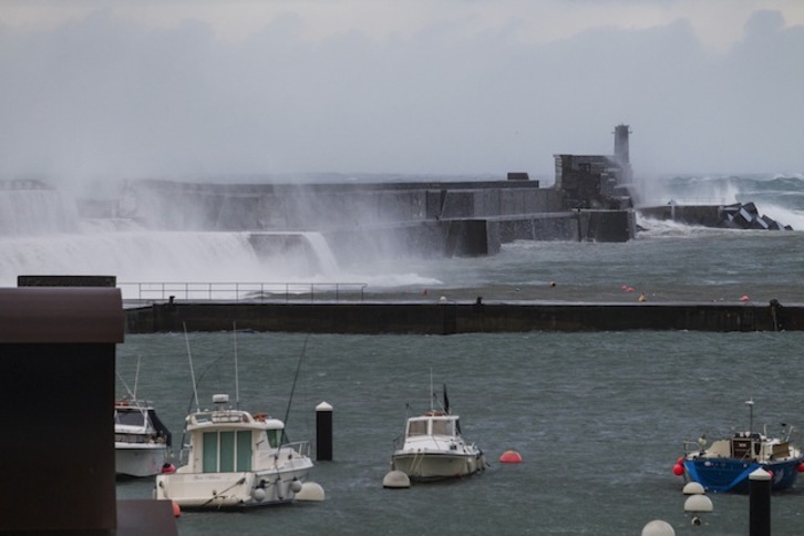 El oleaje golpeó con fuerza a las protecciones del puerto de Bermeo. (Aritz LOIOLA / ARGAZKI PRESS)
