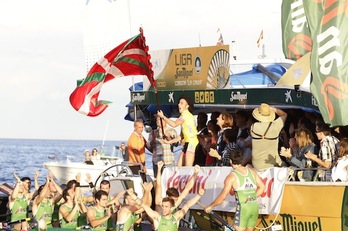 Hondarribia celebra su victoria en aguas de Bermeo. (ARGAZKI PRESS)