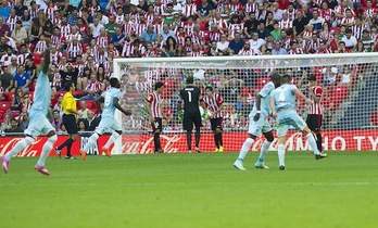 Los jugadores nazaríes celebran el tanto de Córdoba en San Mamés. (Luis JAUREGIALTZO / ARGAZKI PRESS)