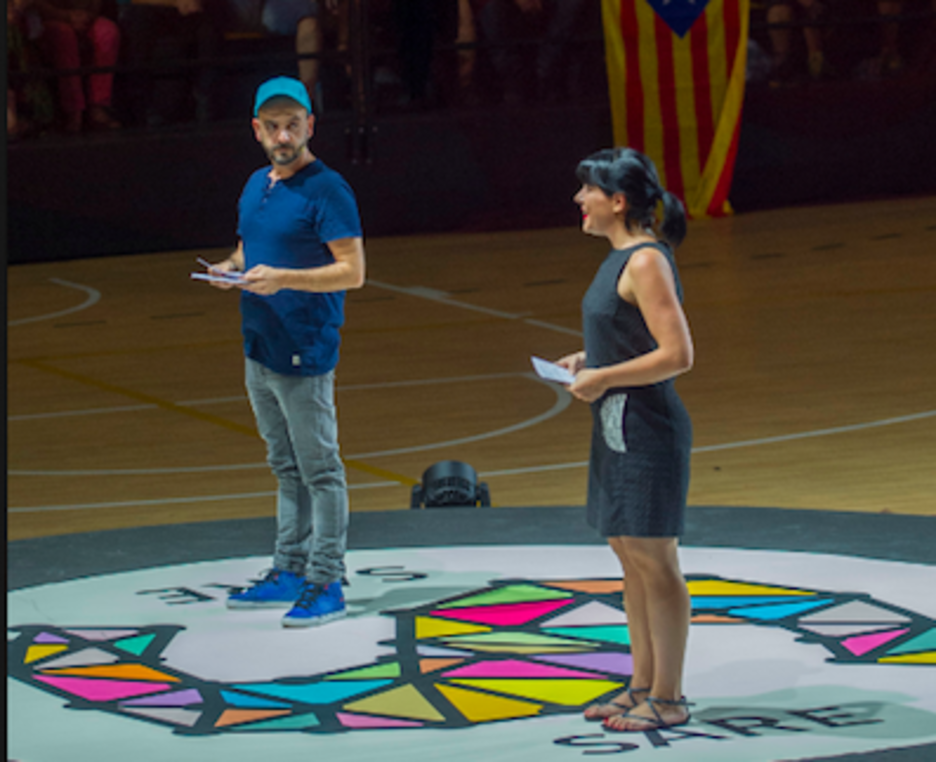 Galder Pérez e Inés Osinaga han presentado el acto. (Juanan RUIZ / ARGAZKI PRESS)