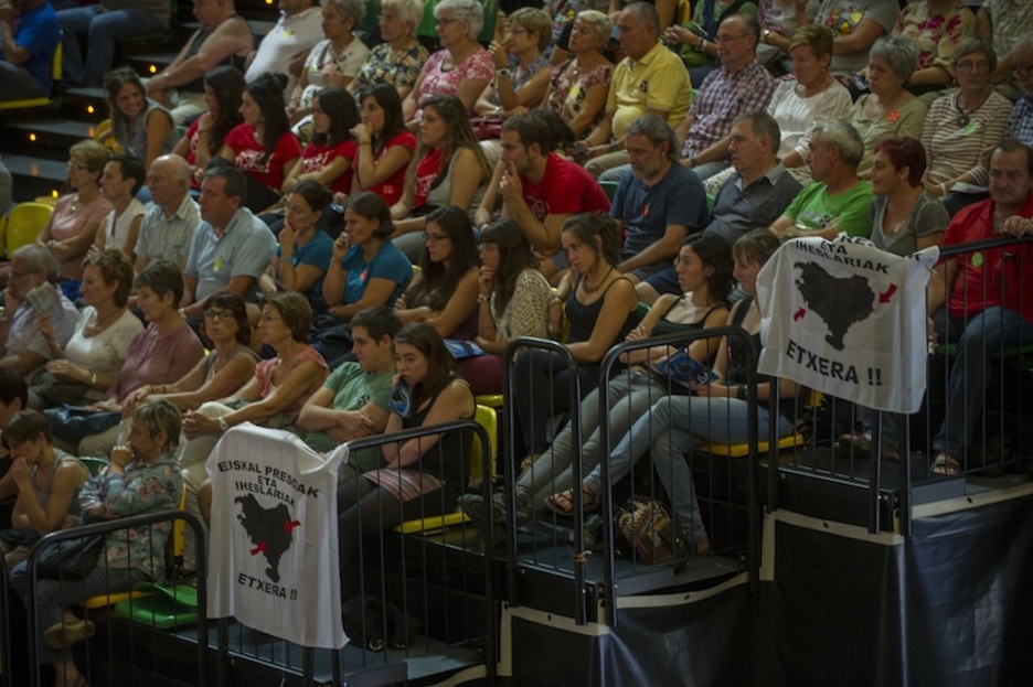 Banderolas por la repatriación en las gradas. (Juanan RUIZ / ARGAZKI PRESS)