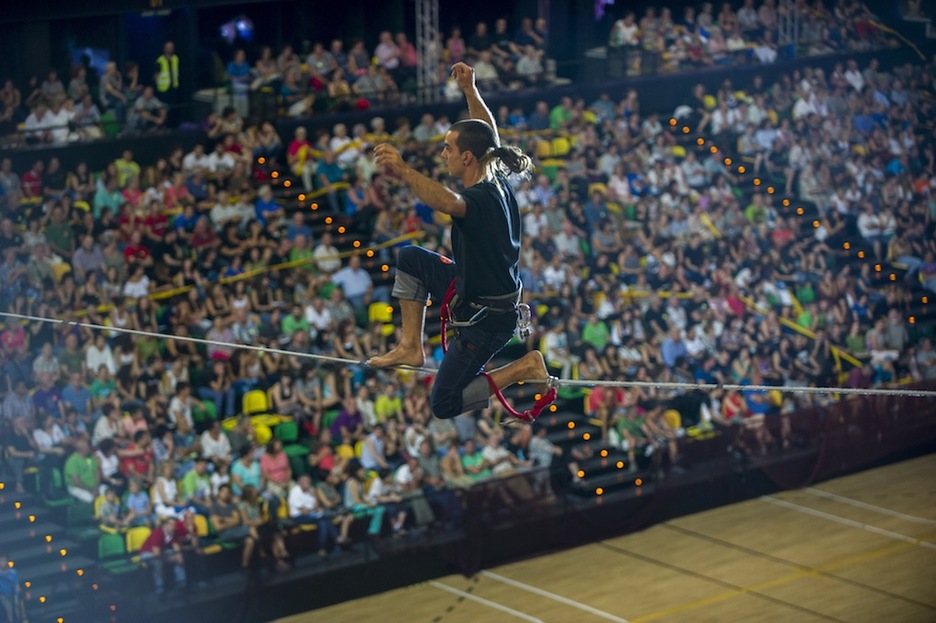 Un joven ha cruzado de lado a lado en equilibrio. (Juanan RUIZ / ARGAZKI PRESS)