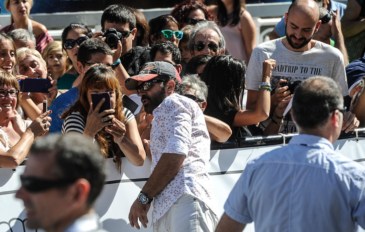 Banderas a su llegada a Donostia el sábado. (Jagoba MANTEROLA / ARGAZKI PRESS)
