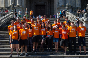 Ehunka herritar batu dira Loiolan gazteei babesa agertzeko. (Juanan RUIZ / ARGAZKI PRESS)