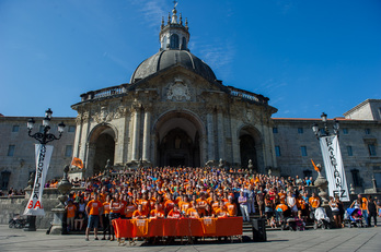 Ehunka herritar batu dira Loiolan gazteei babesa agertzeko. (Juanan RUIZ / ARGAZKI PRESS)