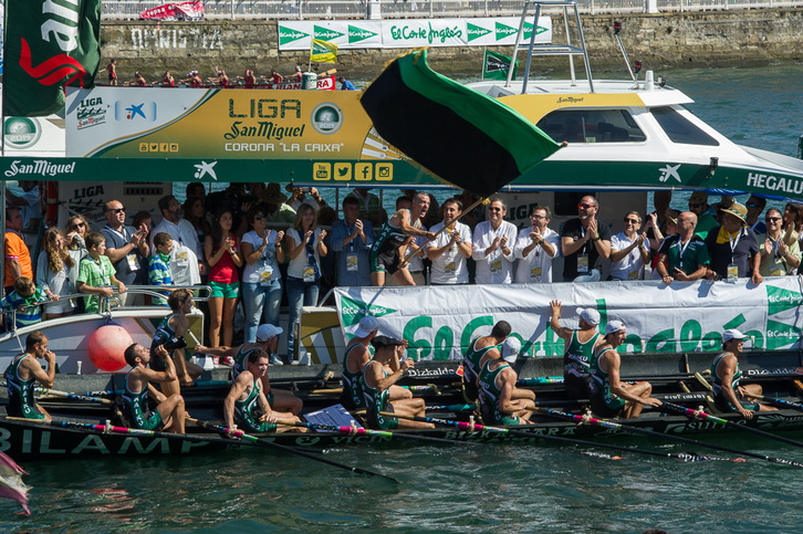 Kaikuko arraunlariak garaipena ospatzen. (Monika DEL VALLE / ARGAZKI PRESS)