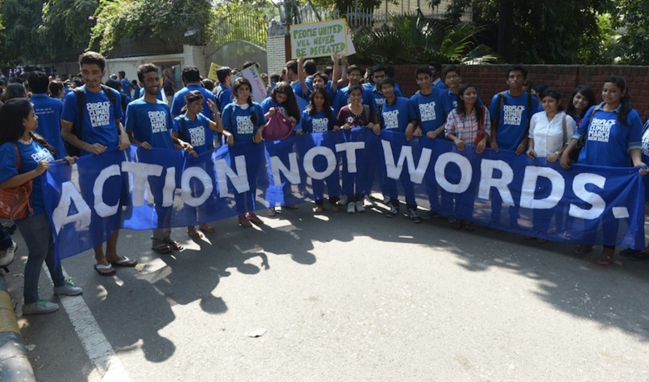 ‘Hitzak, ez ekintzak’ diote New Deliko (India) manifestari hauek. (SAJJAD HUSSAIN /AFP) 