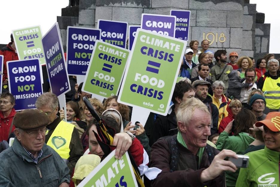 Protesta Bruselan, «krisi klimatikoa, elikadura krisia» dioten afitxak. (NICOLAS MAETERLINCK  / AFP) 