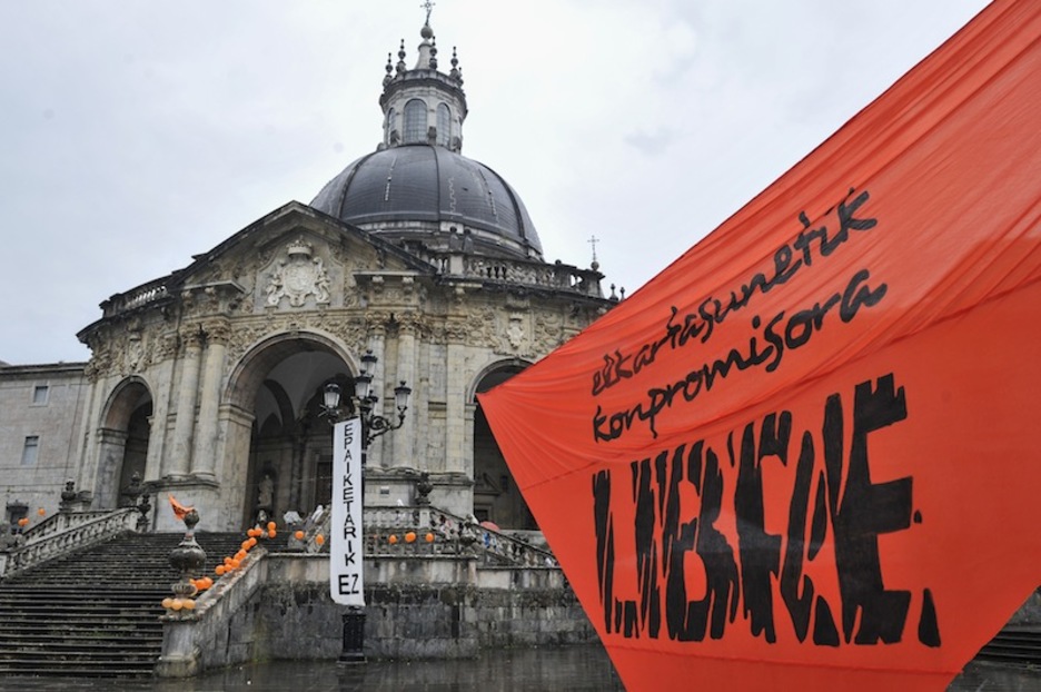 Un pañuelo gigante con la leyenda ‘Libre’ precede las escalinatas de la basílica.