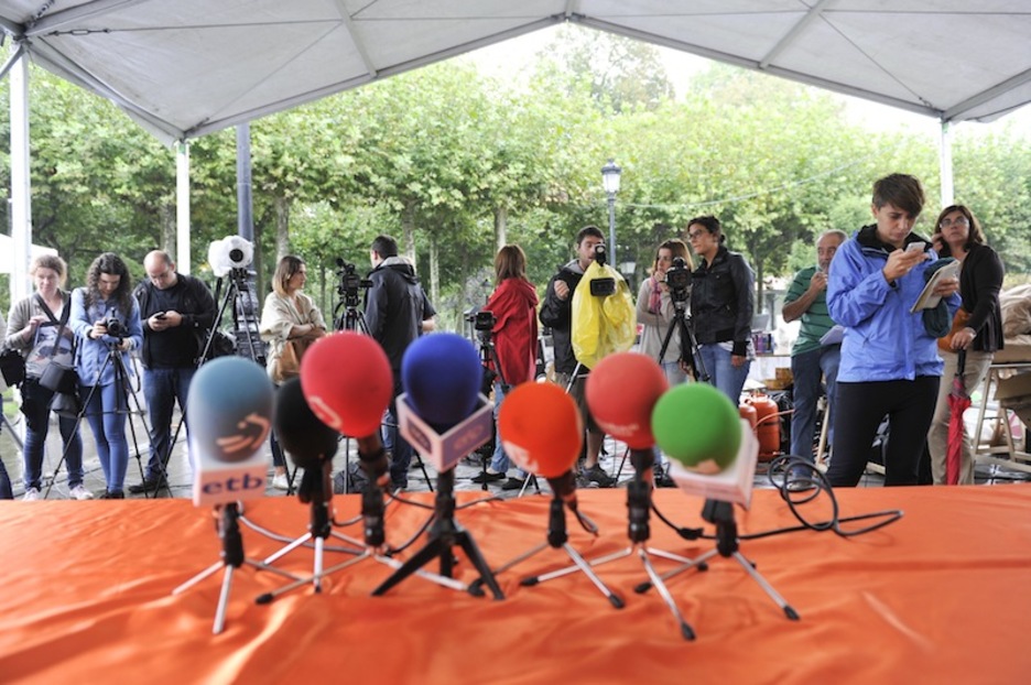 Periodistas aguardan la comparecencia de los cinco.