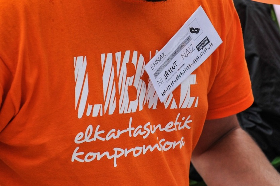 Esas cartulinas serán el único documento identificativo que llevarán en el muro popular.