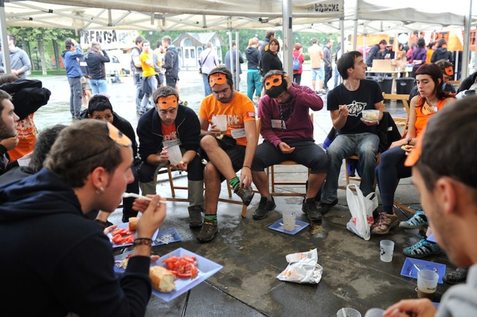 También llevarán máscaras naranjas y pelucas.