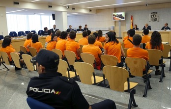 Gazteak, Auzitegi Nazionalaren aurrean. (@albertopradilla)