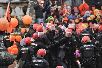 Los agentes han sacado uno a uno y con gran violencia a los integrantes del muro popular. (Idoia ZABALETA/ARGAZKI PRESS)