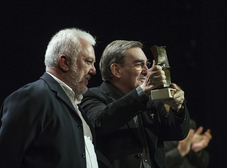 Pedro Olea, Zinemira sariarekin, Imanol Uribe alboan duela. (Jon URBE/ARGAZKI PRESS)