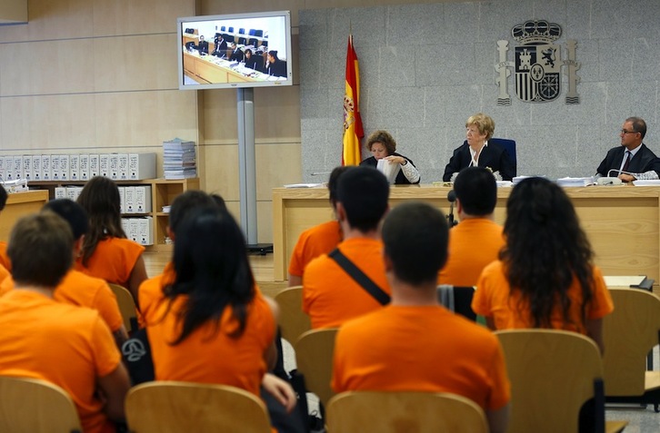 Los jóvenes juzgados, en la primera sesión del juicio. (J. DANAE/ARGAZKI PRESS)