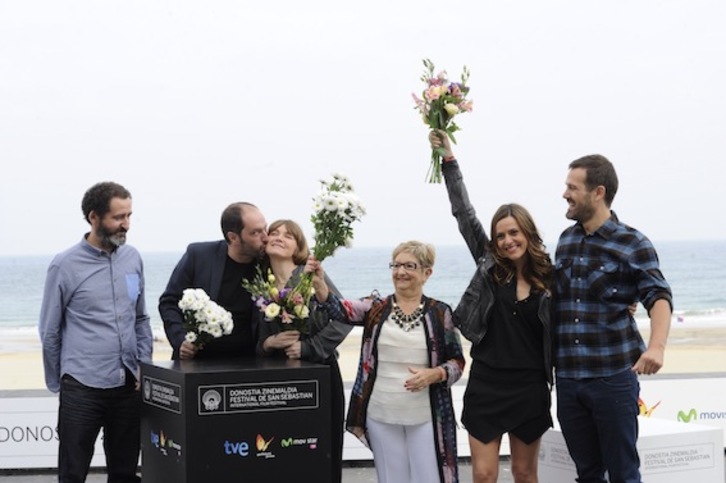 ‘Loreak’ filmeko lantaldea, Donostian. (Jon URBE/ARGAZKI PRESS)