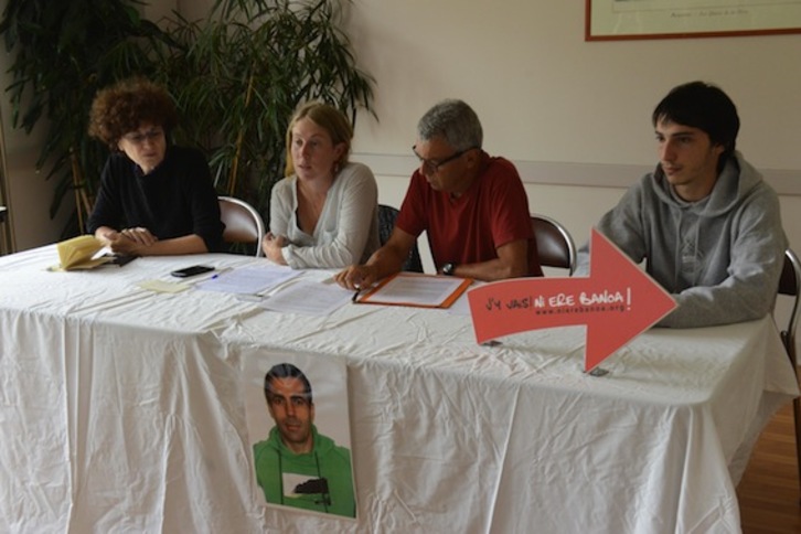 Ni Ere Banoa kolektiboko ordezkariek Baionan egin dute agerraldia. (Sylvain SENCRISTO)