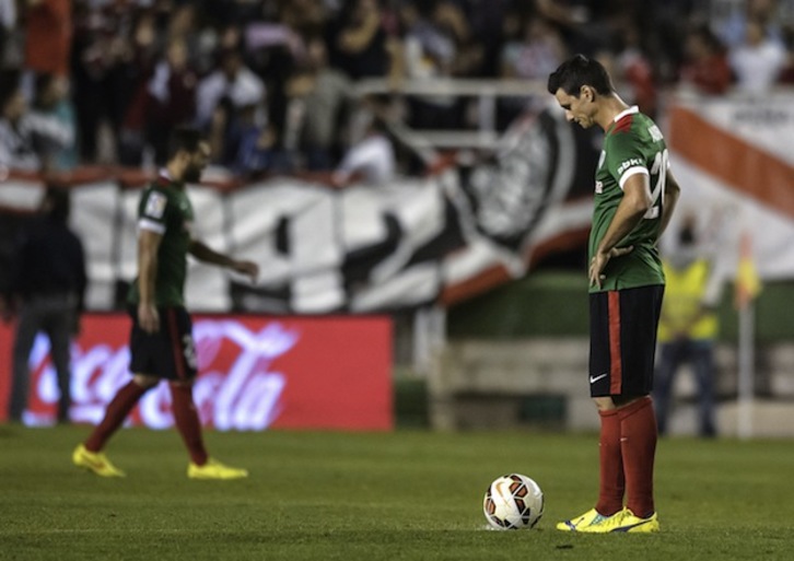 Aduriz, cabizbajo tras encajar el segundo tanto del Rayo. (Dani POZO / AFP)
