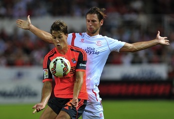Canales controla el balón ante la presión de Krychowiak. (Cristina QUICLER  / AFP)