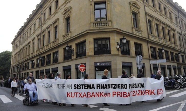 Cadena humana celebrada esta mañana contra la privatización de Kutxa. (Andoni CANELLADA/ARGAZKI PRESS)