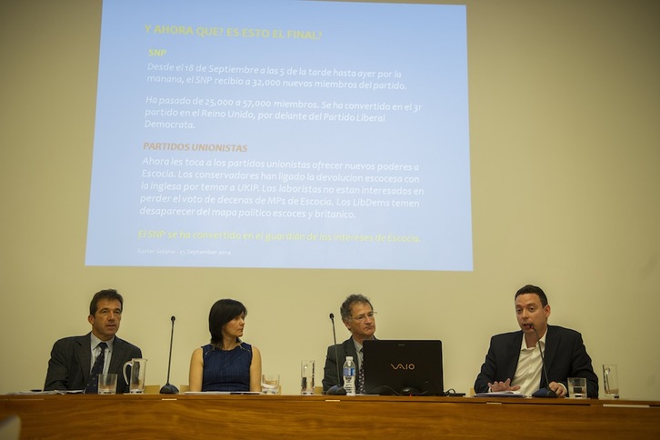 Xavier Solano, primero por la derecha, en la charla que ha impartido en Bilbo. (Monika DEL VALLE/ARGAZKI PRESS)