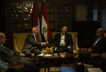 Saludo entre los representantes de Al Fatah y Hamas en El Cairo. (Khaled DESOUKI / AFP)