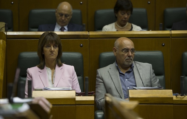 José Antonio Pastor e Idoia Mendia, en un pleno del Parlamento. (Raúl BOGAJO / ARGAZKI PRESS)