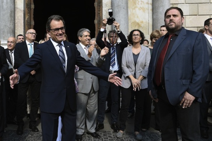 El president, Artur Mas, y el líder de ERC, Oriol Junqueras, tras la firma del decreto del 9N el pasado 27 de setiembre. (Lluís GENÉ/AFP)