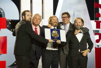 El equipo de ‘Magical Girl’ recibe la Concha de Oro. (Gorka RUBIO / ARGAZKI PRESS)