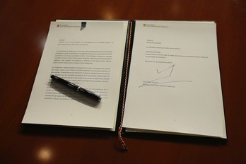 El president, Artur Mas, y el líder de ERC, Oriol Junqueras, tras la firma del Decreto del 9N. (Lluís GENÉ/AFP)