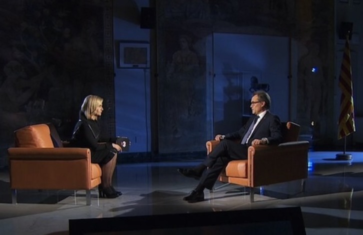 El president, Artur Mas, y la periodista Mònica Terribas durante la entrevista. (@324cat)