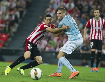 Area inguruan dantza gutxi izan du Adurizek gaur baloiarekin. (Luis JAUREGIALTZO / ARGAZKI PRESS) 