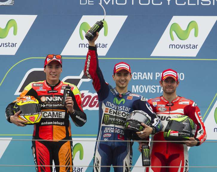 Lorenzo en el podio con Espargaró y Cruchlow. (Jaime REINA / AFP)